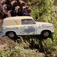 lysegrøn-creme-farvet-Lloyd-818-Tekno-modelbil-gammel-legetøjsbil-metal-dansk